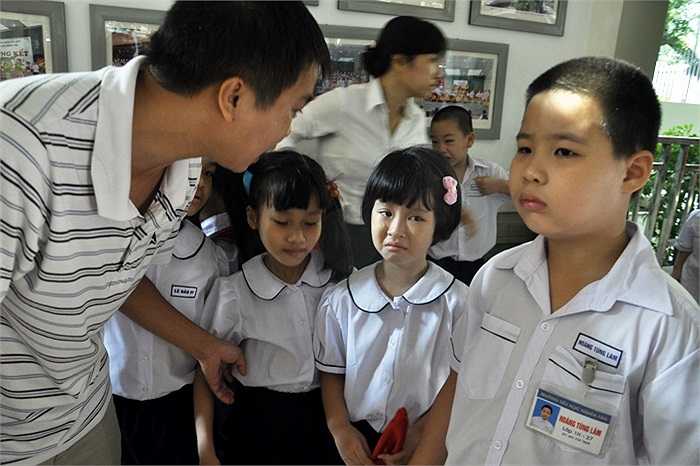 Gia nhập môi trường học tập mới, nhiều trẻ còn sợ hãi, khóc nhè khi đứng tập trung trong hàng ngũ với các bạn cùng lớp. (Ảnh: Minh Chiến)