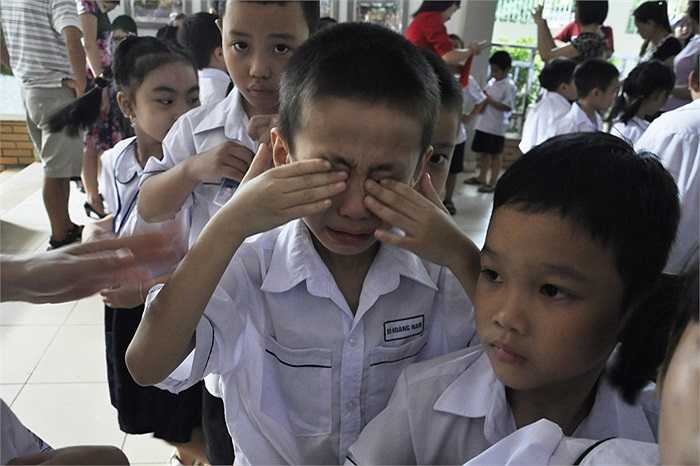Nam học sinh này cũng khóc nhè khi bố mẹ đưa tới trường khai giảng. (Ảnh: Minh Chiến)