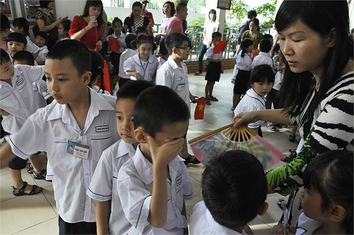 Phải nhờ đến sự dỗ dành, an ủi của cô giáo chủ nhiệm. (Ảnh: Minh Chiến)