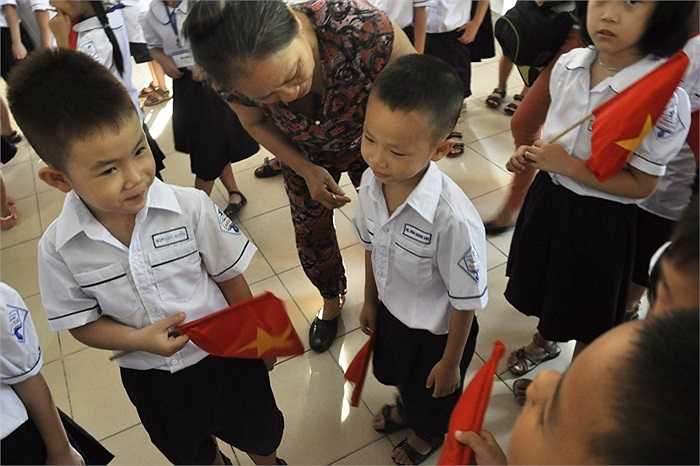 Những trường hợp khác, người thân luôn đứng cạnh để động viên các em. (Ảnh: Minh Chiến)
