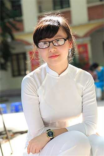 Hà Phương có gương mặt bầu bĩnh, xinh xắn. Trong năm lớp 10 vừa qua, Hà Phương có điểm số cao nhất lớp, đạt 9,4 điểm (trong đó Toán: 9.8, Lý 9.4, Hoá 9.1, Văn 8.9, Tiếng Anh 9, Sử 9.6, Địa 9.6). 