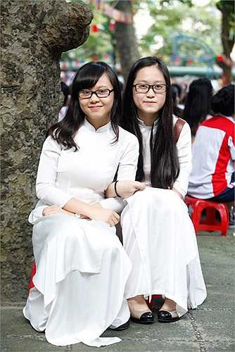 Đam mê môn tiếng Anh nên Phương dành khá nhiều thời gian cho môn học này và rút ra được một số kinh nghiệm: Em thường học từ mới bằng cách viết từ đó vào một mảnh giấy và viết nghĩa vào mặt còn lại rồi đựng vào một cái bình. Mỗi sáng em thường bốc từ 5- 10 từ để ôn lại. Nếu nhìn thấy từ thì em sẽ đọc nghĩa của từ đó còn nếu thấy nghĩa tiếng Việt thì em sẽ đọc từ đó và các từ đồng nghĩa. 