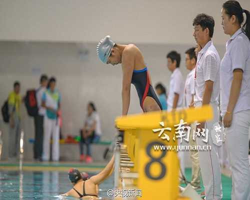 Cô gái khuyết tật giành HCV bơi lội.