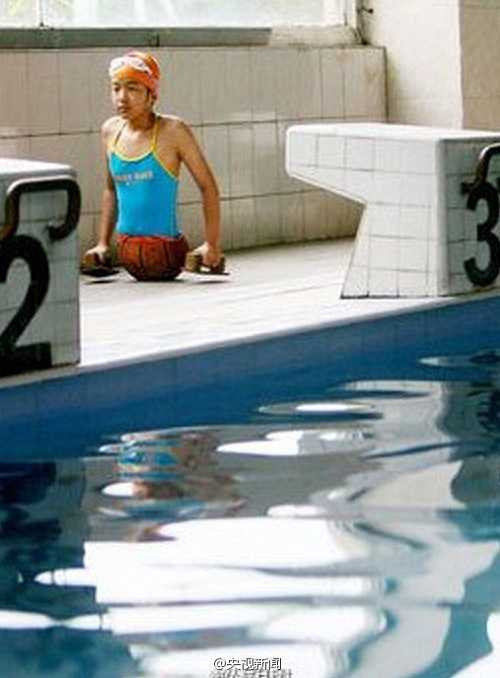 Cô gái khuyết tật giành HCV bơi lội.