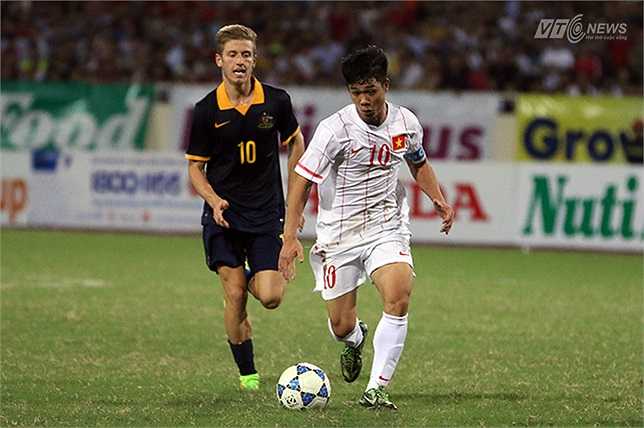 Nhận bóng từ Xuân Trường, Công Phượng đi bóng tự tin từ khu vực giữa sân