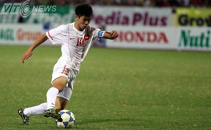 Anh ngoặt bóng làm lỡ nhịp cản phá của hậu vệ U19 Australia