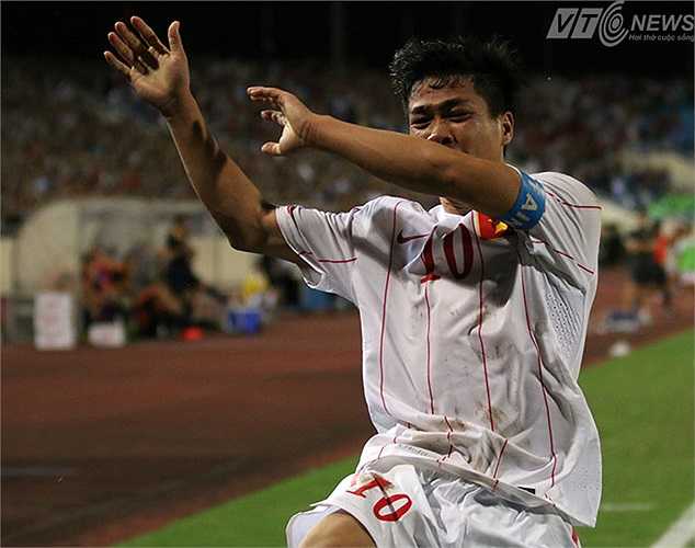 Tung người đá bay cột cờ góc