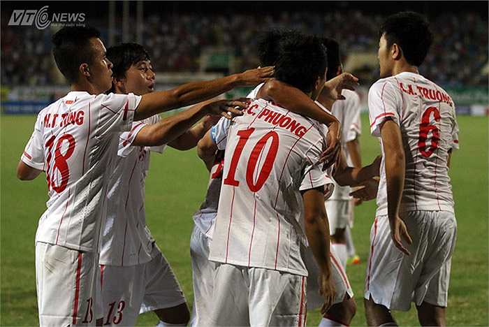 Đồng đội chia vui cùng tiền đạo xứ Nghệ