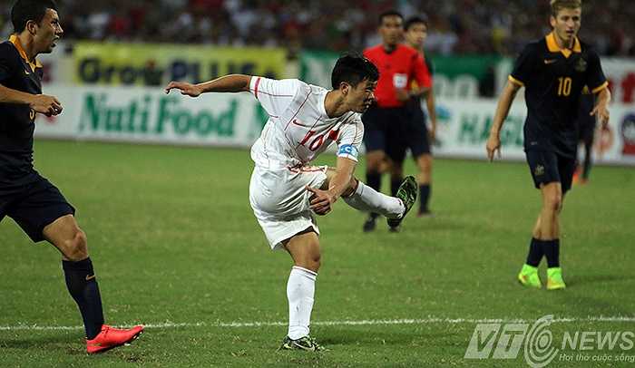 Pha sút bóng dồn toàn bộ khao khát ghi bàn vào trái bóng