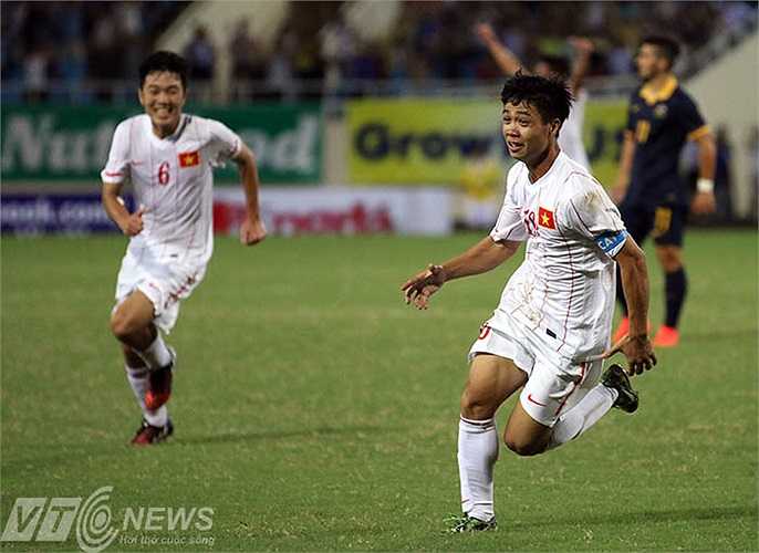 Khoảnh khắc ăn mừng bàn thắng lịch sử