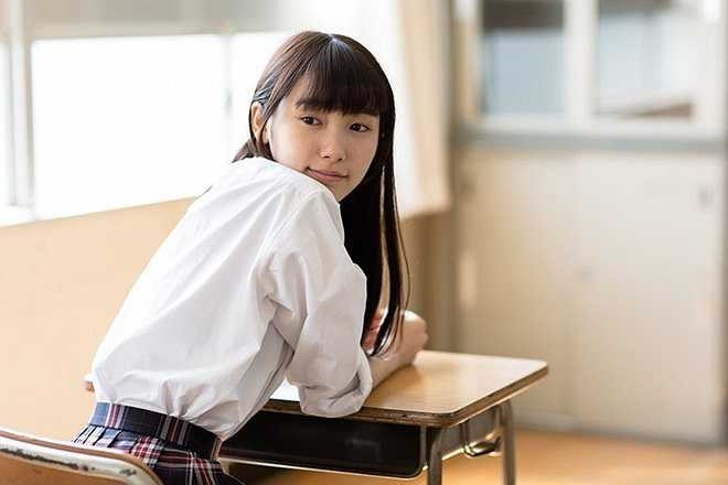 Marie Iitoyo, sinh ngày 5/1/1998, đến từ tỉnh Chiba, Nhật Bản, là diễn viên, người mẫu trẻ đang rất được chú ý của đất nước mặt trời mọc. Vừa qua, 9X xinh đẹp trở thành người mẫu độc quyền của tạp chí thời trang và tuổi teen danh tiếng Seventeen.