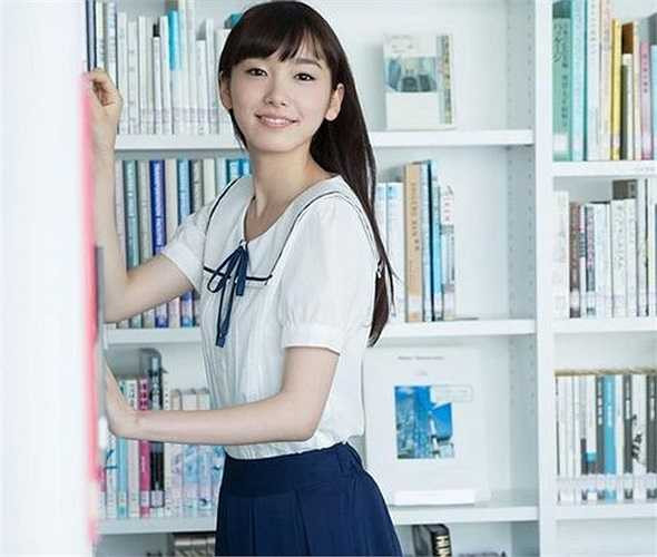 Sở hữu thân hình nhỏ nhắn và thanh thoát, nữ người mẫu gây ấn tượng bởi gương mặt thanh tú và nụ cười rất đẹp. 