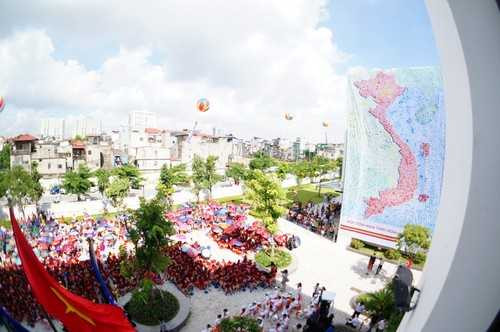 Hàng ngàn học sinh vẽ bức tranh bản đồ Việt Nam khổng lồ trong ngày khai giảng
