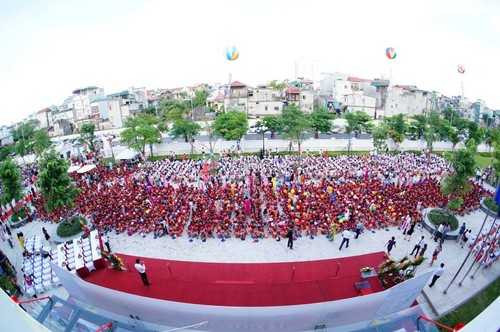 Hàng ngàn học sinh vẽ bức tranh bản đồ Việt Nam khổng lồ trong ngày khai giảng