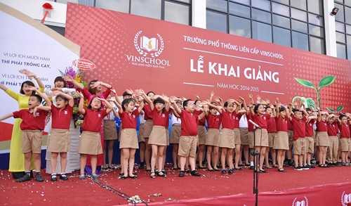 Hàng ngàn học sinh vẽ bức tranh bản đồ Việt Nam khổng lồ trong ngày khai giảng