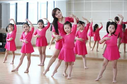 Hàng ngàn học sinh vẽ bức tranh bản đồ Việt Nam khổng lồ trong ngày khai giảng