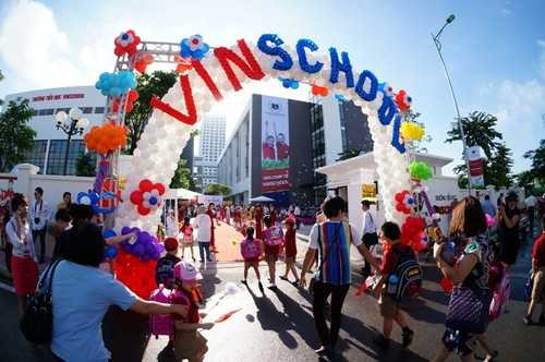 Hàng ngàn học sinh vẽ bức tranh bản đồ Việt Nam khổng lồ trong ngày khai giảng