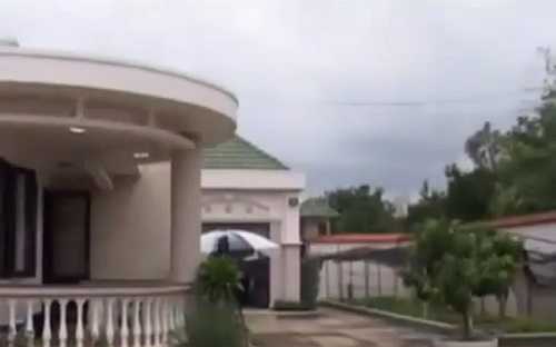 Ngay trong sân có một pho tượng Phật Quan Âm rất lớn được thỉnh từ chùa Non Nước. Chị cho biết từng ấn tượng với bức tượng này tới nỗi ngay lập tức nhìn thấy nó đã muốn được thỉnh về.