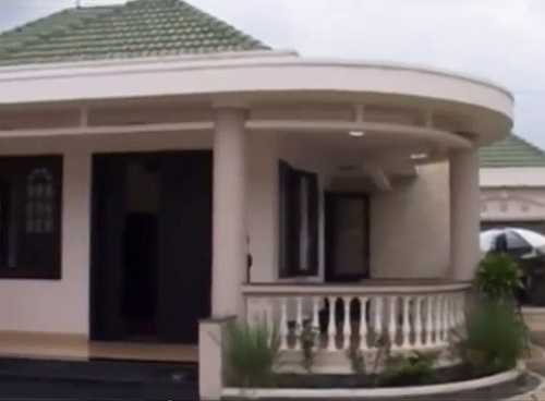 Trong nhà, Việt Trinh còn có một phòng lớn thờ Phật với vô số tượng quý được mang về từ các nước như Ấn Độ, Thái Lan, Myanmar.