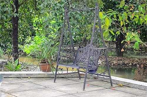 Phía sau cánh cổng là khoảng sân trước nhà rất rộng, nơi con trai Việt Trinh có thể chơi đùa hàng ngày mà không bị làm phiền bởi những ánh mắt tò mò.