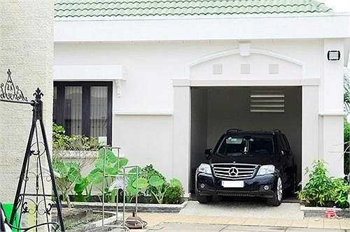 Chiếc Mercedes này đã gắn bó với Việt Trinh từ khá lâu nay.