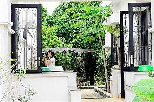 Phòng bếp và phòng khách được thiết kế tách biệt làm hai gian nhà nối giữa là lối đi lộ thiên rất thông thoáng.