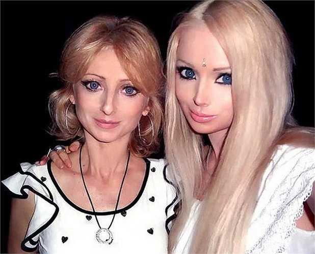 5. Đời sống cá nhân: Khác hoàn toàn với trước khi làm búp bê, giờ Valeria sống một cuộc sống mà theo cô là 'đi ngoài những ham muốn tầm thường về vật chất'. Cô cho rằng bản thân mình đến từ một hành tinh khác - nơi chỉ có hòa bình và hạnh phúc. Thậm chí, mặc dù đã kết hôn, song cô và chồng chưa từng ân ái hay có ý định có con. Theo Valeria, trẻ em là thứ không tồn tại trong cuộc sống của cô. 