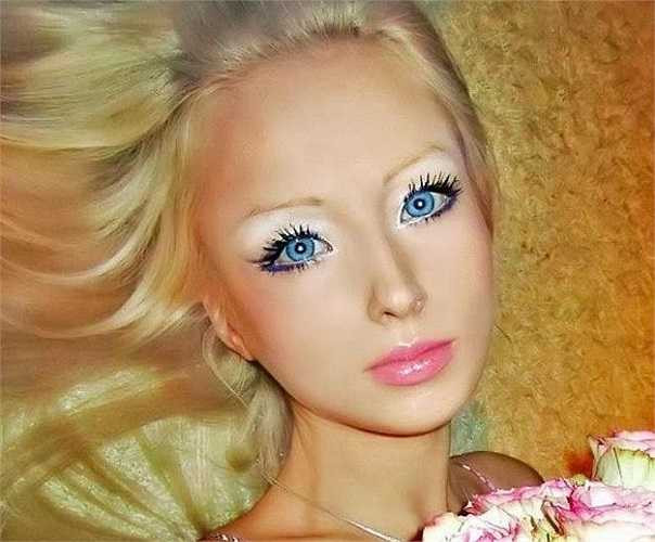 8. Khuôn mặt: Valeria từng thừa nhận có chỉnh sửa đôi chút để trông giống Barbie hơn. Song cô đến nay vẫn một mực phủ định chuyện phẫu thuật thẩm mỹ gương mặt và cho biết, đó hoàn toàn là vẻ đẹp tự nhiên. Cô gái người Ukraina tiết lộ, cô chỉ trang điểm khá đậm theo phong cách búp bê và đeo kính áp tròng màu xanh (vì mắt thường không thể như Barbie được).