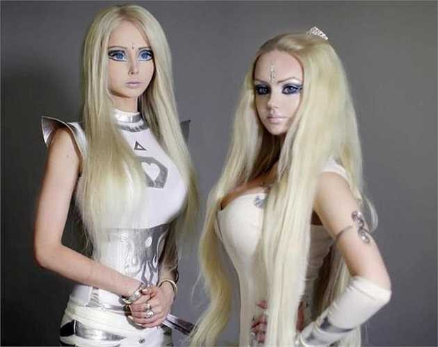 9. Sở thích: Búp bê phiên bản đời thực có sở thích khá đặc biệt. Cô thường muốn ngồi thiền, thực hành các bài tập về tâm linh và đi leo núi cùng chồng. Do tin rằng mình đến từ một thế giới khác nên cô quyết tâm theo đuổi phong cách sống bằng năng lượng mặt trời.