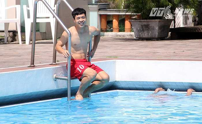 Sau chiến thắng 1-0 trước U19 Australia, U19 Việt Nam được 'thưởng' cho một buổi sáng dậy muộn. Và đến khoảng 10h, toàn đội được yêu cầu ngâm mình xuống bể bơi. Trong ảnh, người hùng Công Phượng có một buổi sáng rất vui vẻ.