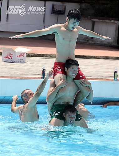 Thầy Giôm lấy làm thích thú trước kỹ năng giữ thăng bằng của các học trò. Ông cố gắng trêu chọc cho Xuân Trường mất thăng bằng.