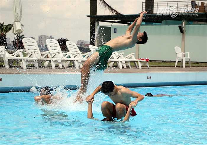 Và cuối cùng là sự xuất hiện của Văn Toàn trong màn nhào lộn.