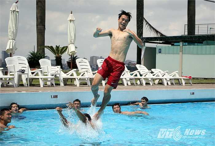 Văn Toàn được đội lên bởi một trợ lý.