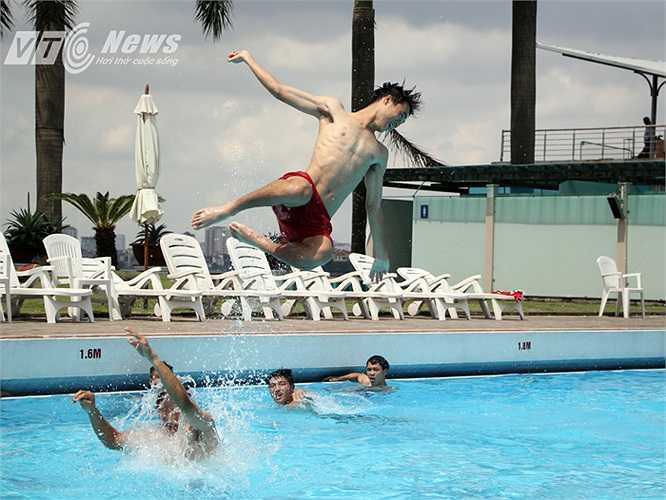 Cầu thủ người Hải Dương thực hiện động tác không thực sự đẹp mắt bằng Văn Trường và Phi Long.