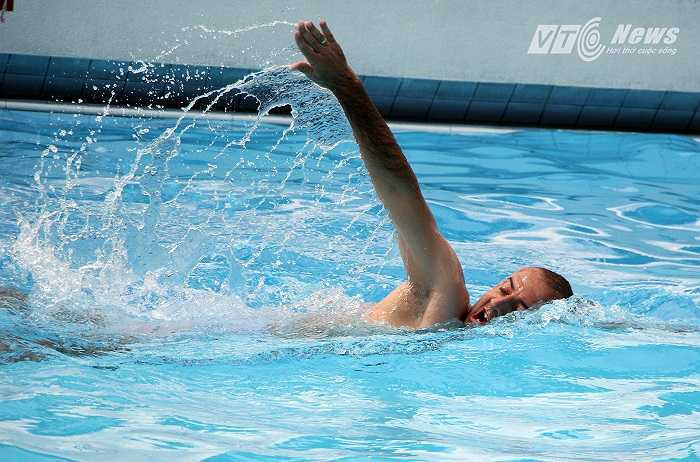 Thầy Giôm khởi động bằng 2 vòng bể.