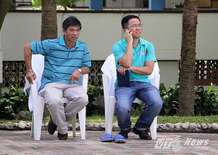 Sự có mặt của GĐĐH CLB Hoàng Anh Gia Lai Huỳnh Mau (trái) và trưởng đoàn bóng đá HAGL Tấn Anh.