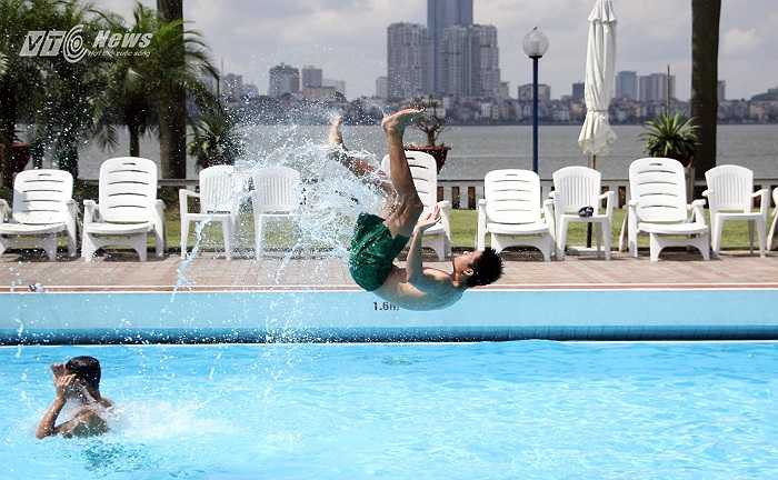 Thủ thành Phi Long và Văn Trường mở đầu cho màn thể hiện kỹ năng nhào lộn của các cầu thủ U19 Việt Nam.