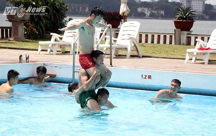 Sau đó, họ sáng tạo ra trò trồng cây chuối 3 người. Xuân Trường được Phi Long cõng lên đầu tiên và tiếp đến, Văn Trường đội cả hai cầu thủ này ở phía trên.