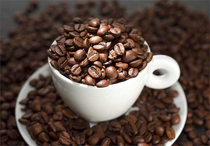 9. Giảm caffein: Cà phê mang lại một số lợi ích cho sức khỏe, tuy nhiên, nó cũng có thể làm tăng huyết áp trong thời gian ngắn kể cả là ở những không bị cao huyết áp. Do đó, nếu bạn bị cao huyết áp thì chỉ nên uống 1-2 ly cà phê mỗi ngày.