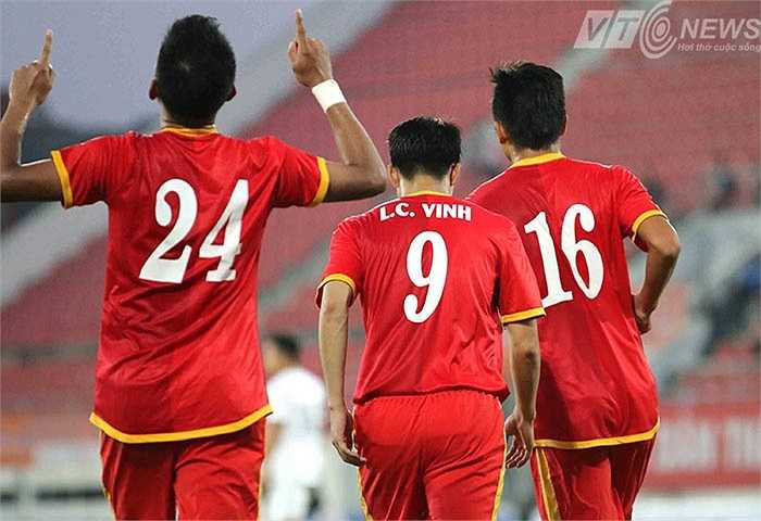 Cả đội tuyển Việt Nam ra sân thi đấu ngày hôm qua, chỉ có duy nhất Lê Công Vinh là mặc áo có in tên phía đằng sau. Các cầu thủ còn lại chỉ mặc áo tập với chỉ số áo trên lưng. 