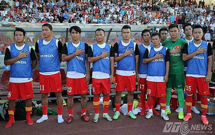 Đến bao giờ VFF mới học được cách tư duy để trở nên chuyên nghiệp từ những điều nhỏ nhất. Ở trận đấu hôm qua, phần âm thanh cũng liên tục gặp trục trặc