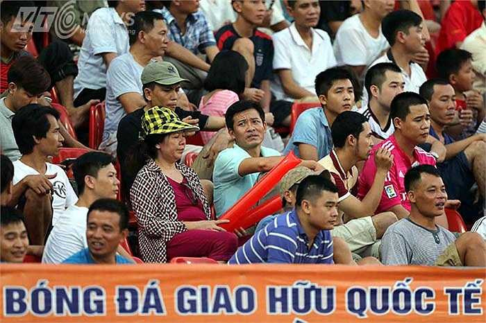 Chỉ có 8000 khán giả tới sân xem đội tuyển VN ở nơi vốn được ví là chảo lửa. Sẽ thật cám cảnh nếu đặt cạnh cơn sốt U19 Việt Nam tại Hà Nội vào thời điểm này