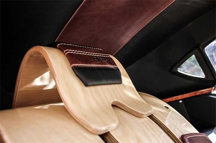 Ghế trong xe và nhiều chi tiết nội thất, ốp cửa, tay nắm...hoàn toàn bằng gỗ. Một số chi tiết bằng da để tăng thẩm mỹ và thêm sang trọng.