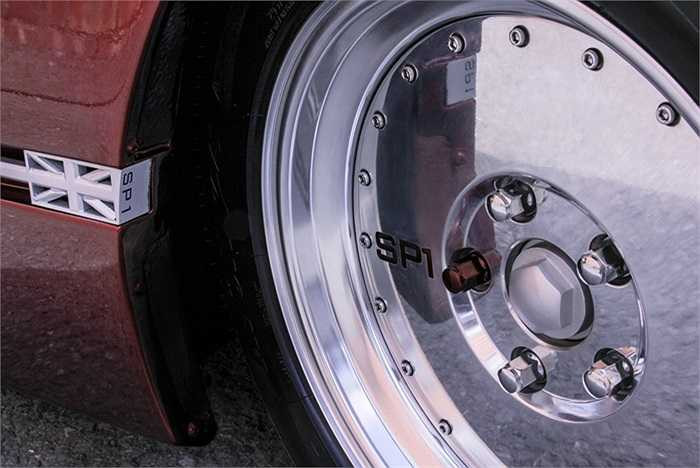 Bộ vành đúng kiểu những mẫu xe đầu thế kỷ trước, không chấu và kín bưng. Chỉ khác là vành SP1 bằng hợp kim và phủ crom sáng bóng.