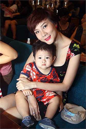 Dương Yến Ngọc xuất hiện trong một sự kiện cùng chồng và hai con.