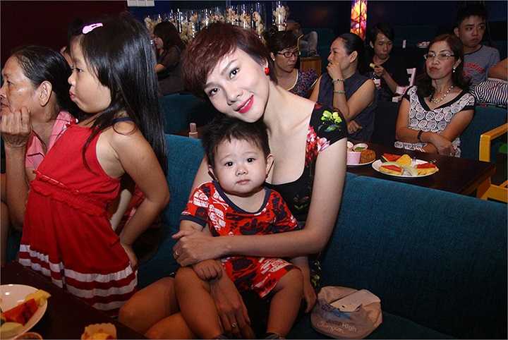 Ngay sau đó, Pha Lê cũng xuất hiện cùng trợ lý của mình với vẻ ngoài khá rạng rỡ