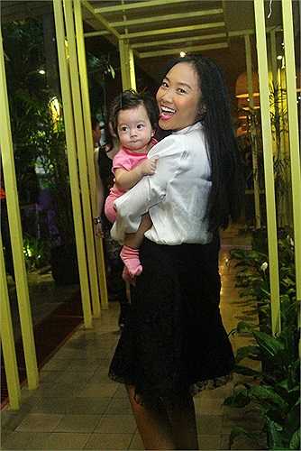 Còn về phía Pha Lê, cô vừa cho ra mắt ca khúc Bán và nhận được nhiều sự hưởng ứng khá tốt từ khán giả