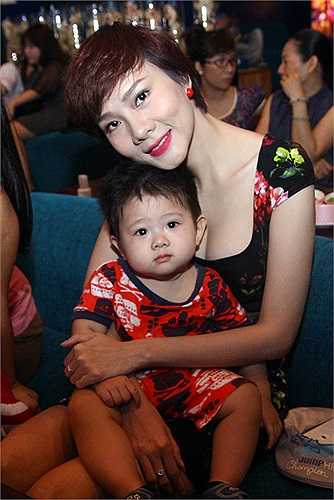 Được biết cô vừa đi diễn tại Đà Nãng về và ngay lập tức đến tham dự buổi tiệc để chúc mừng tết trung thu cùng đồng nghiệp