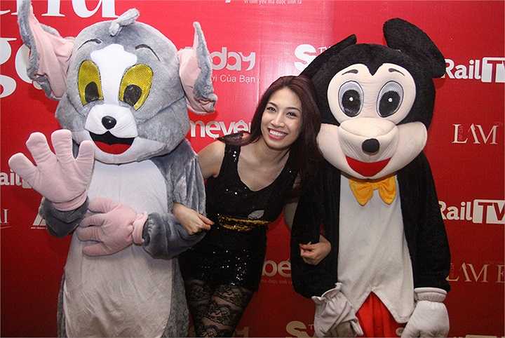 Bên cạnh đó, cựu người mẫu vừa qua cũng xuất hiện cùng chồng tại sự kiện khá hạnh phúc cũng khiến dư luận vô cùng khó hiểu