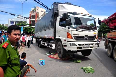 xe tải, tông trực diện, chết người, tại chỗ, tử vong, tai nạn, xe máy